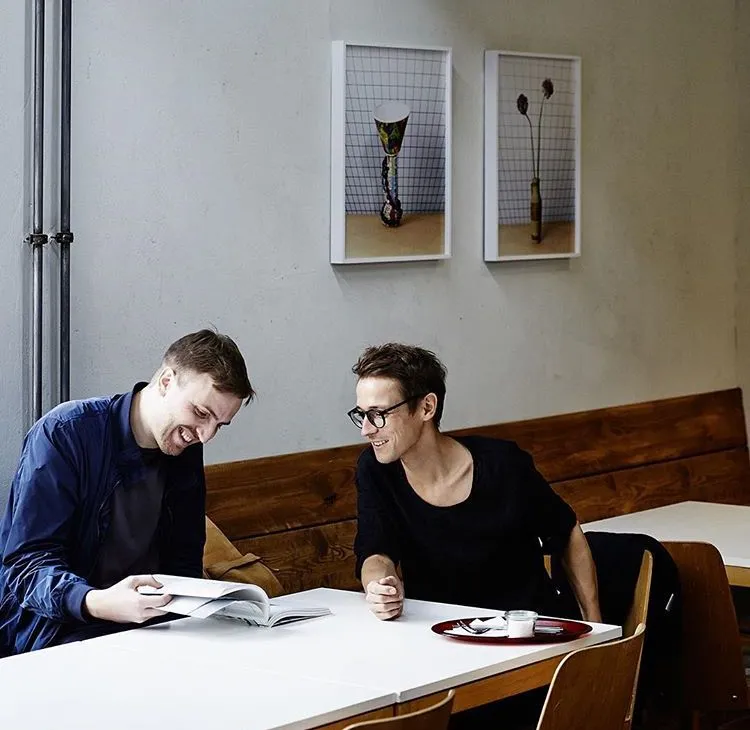 Zaniedbany szyld franczyzy z naklejką SOLD